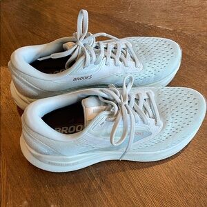 Brooks Adrenaline 24 Athletic Sneakers